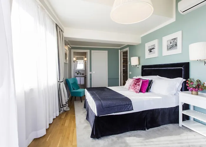 La Malandrina - & 4*